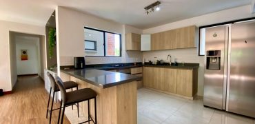 Apartamento para renta ubicado en la transversal inferior en el Poblado Medellín